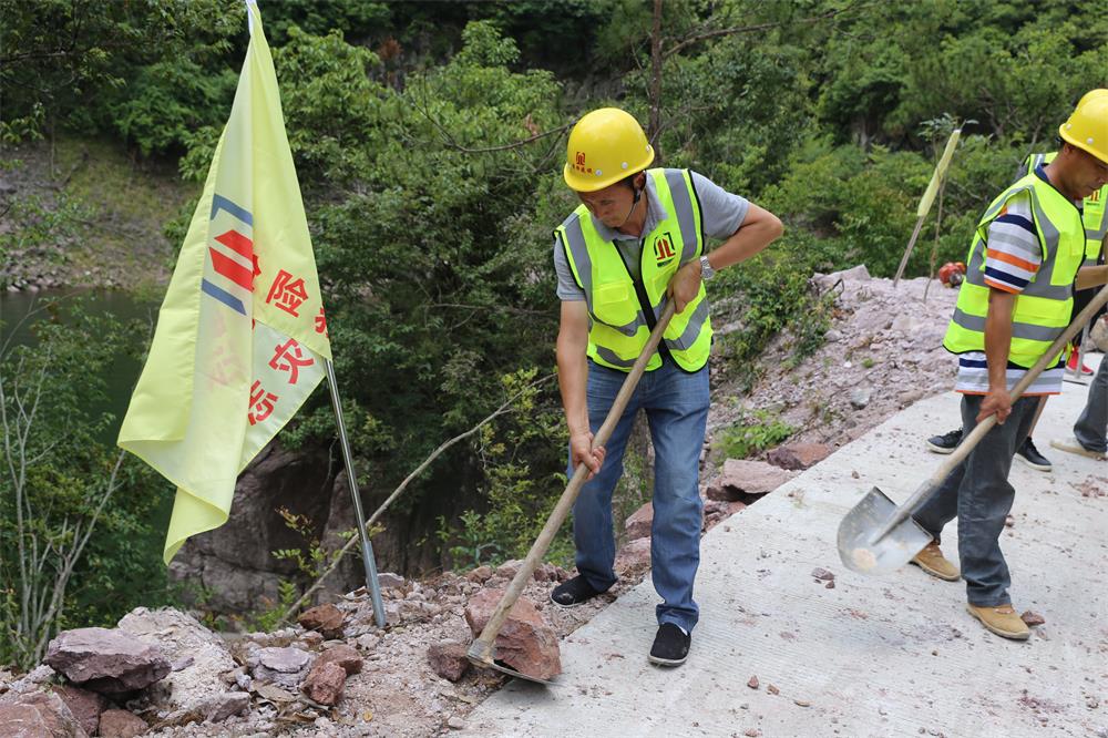 福建晉恒建設(shè)工程有限公司前往錢園橋大隊塹上村搶險救災(zāi)