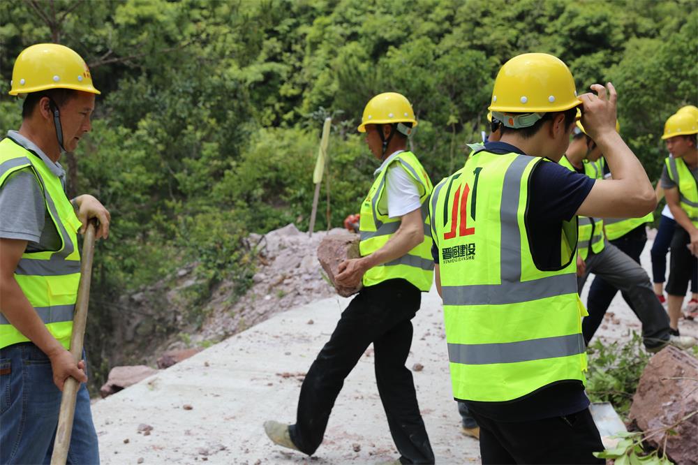 福建晉恒建設(shè)工程有限公司前往錢園橋大隊塹上村搶險救災(zāi)