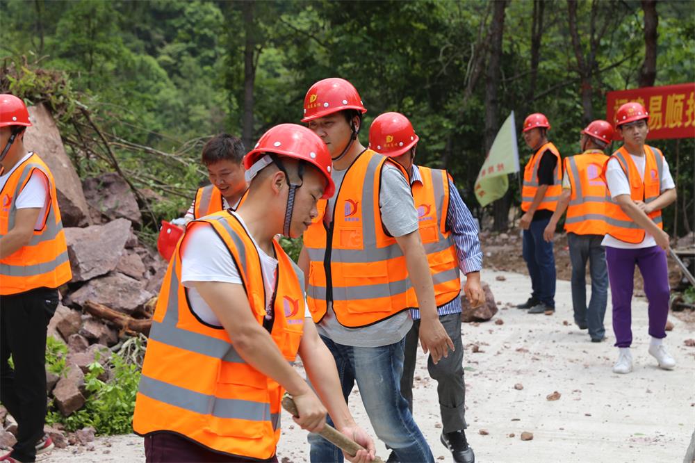 福建易順建筑工程有限公司前往錢園橋大隊塹上村搶險救災