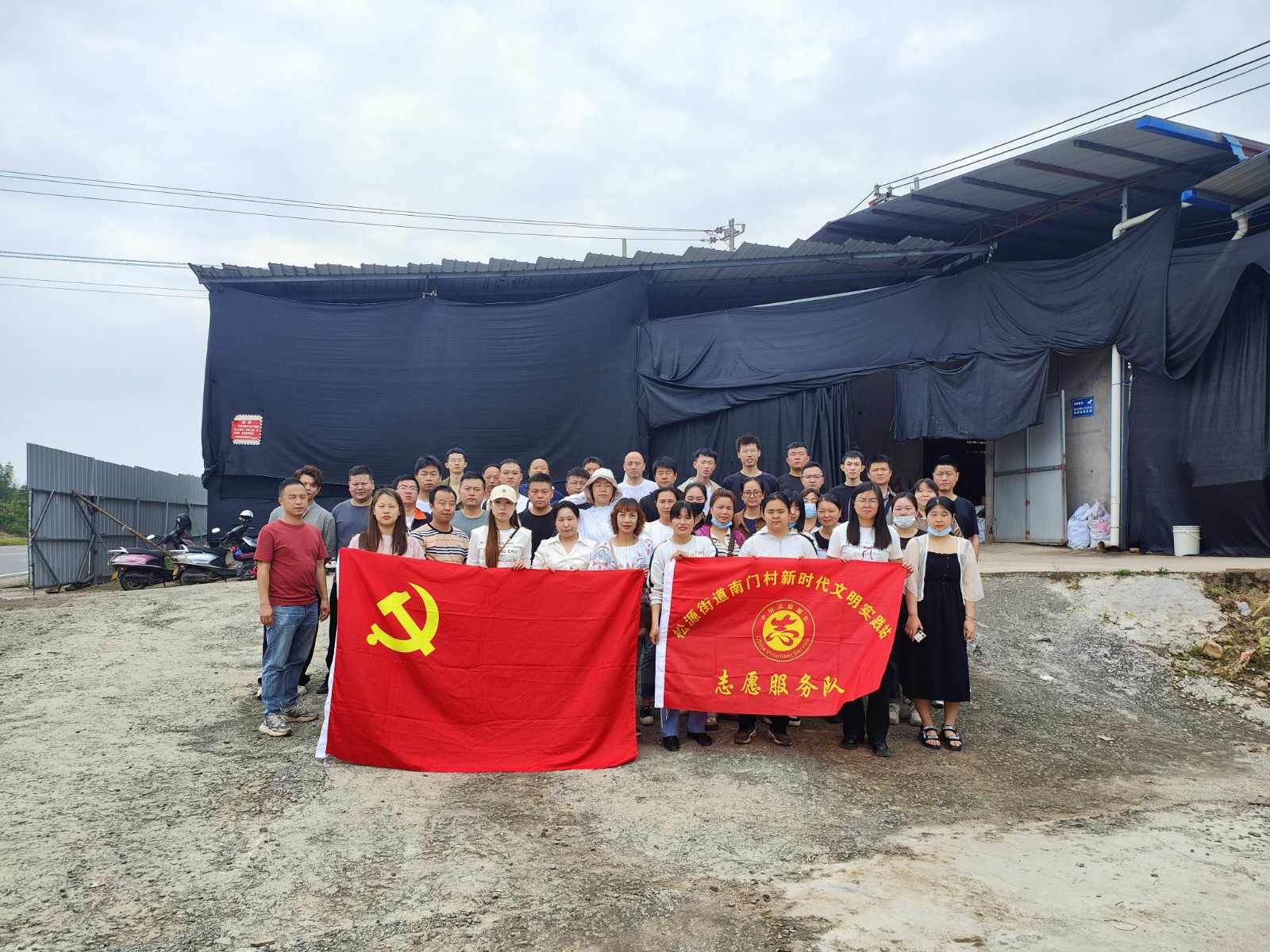 易順建工集團(tuán)有限公司入黨積極分子參加南門村、錢園橋村撂荒地整治活動